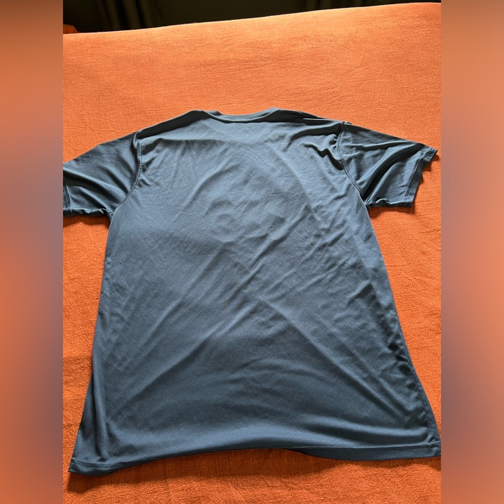 Men’s athletic shirt with graphic. - Picture 7 of 7